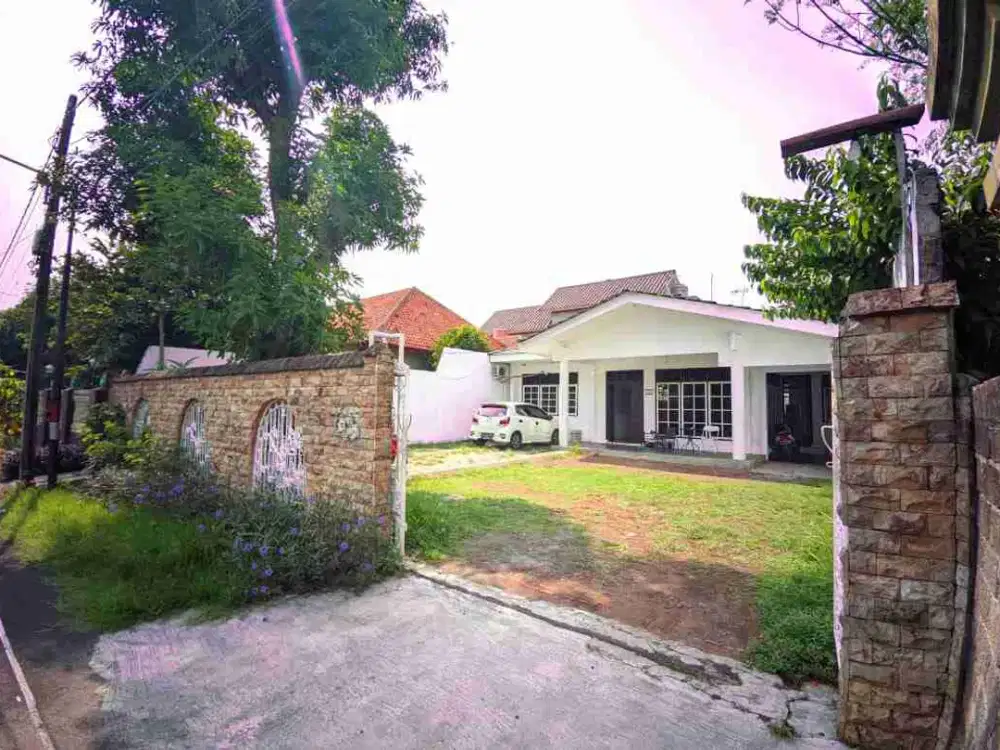 hunian nyaman di lokasi yang sangat strategis dengan halaman yang luas