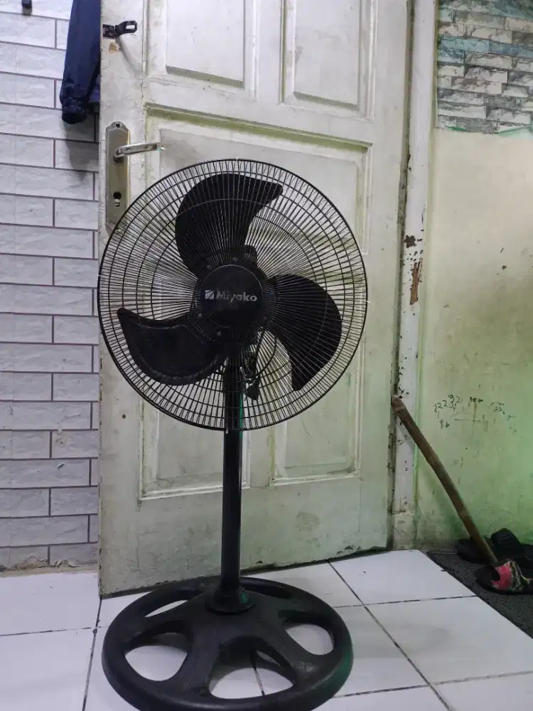Kipas angin mati merek Miyako 18 in