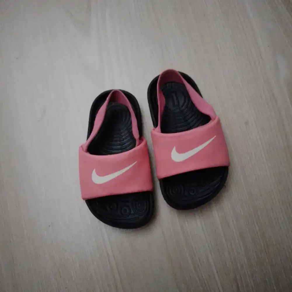 Sendal anak perempuan nike