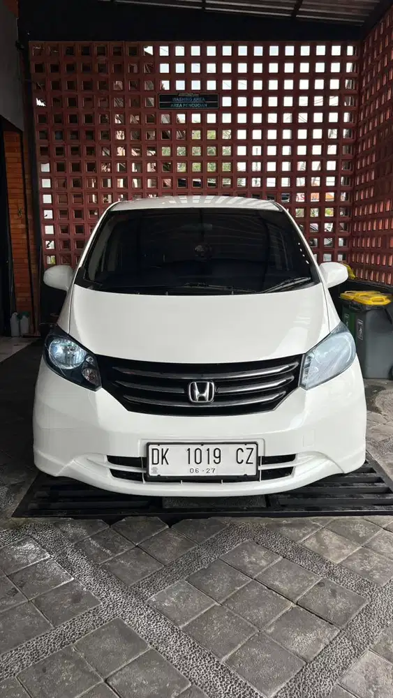 FREED E PSD 2010 PUTIH AT