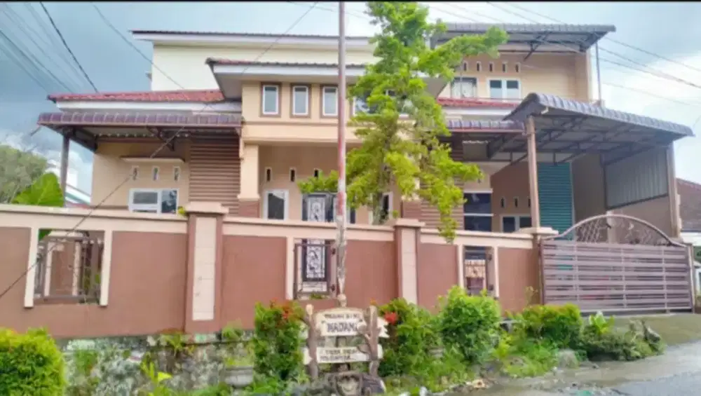 DI JUALL RUMAH MEWAH DI JL NUSA INDAH NO 1 PEMATANG SIANTAR