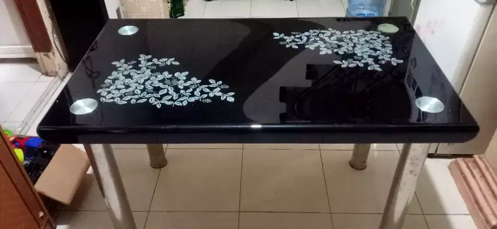 Meja Makan Kaca Tanpa Kursi