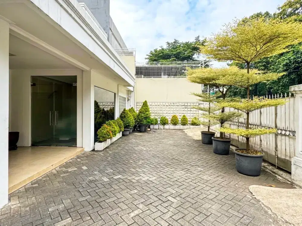 Rumah Single House Semi Furnished di Kebayoran Baru — Lokasi Strategis & Bangunan Terawat | LT 346 m²