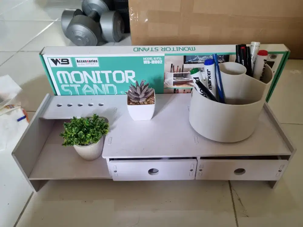 Meja monitor putih kecil