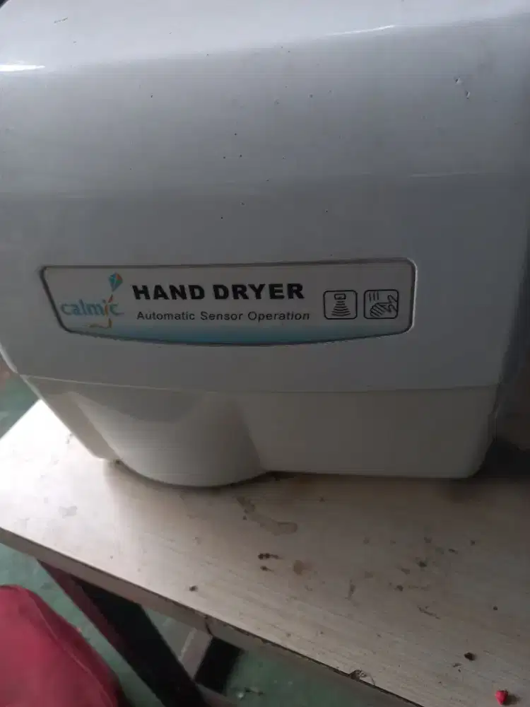 Hand dryer atau pengering tangan