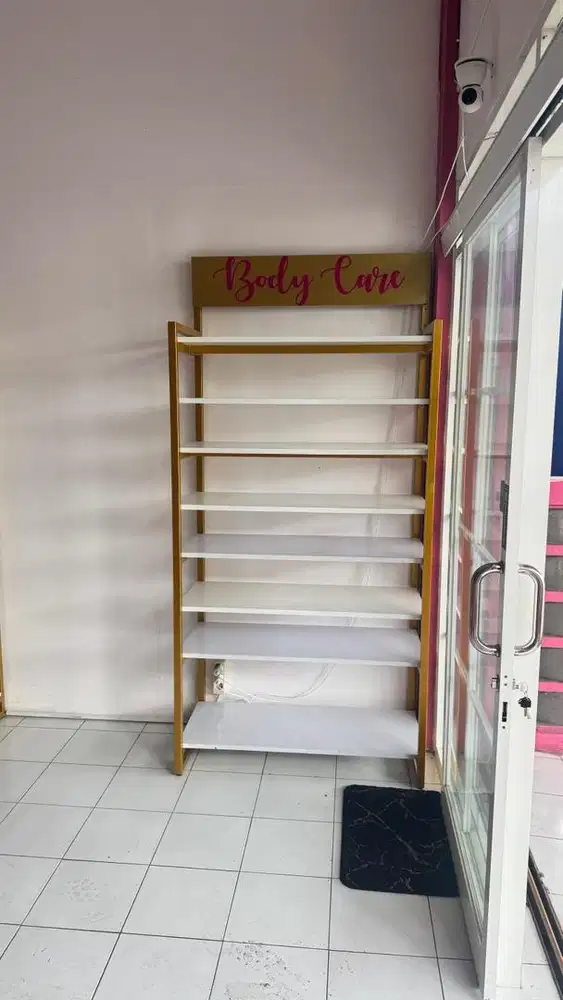Rak Pajangan Bekas Toko Kosmetik