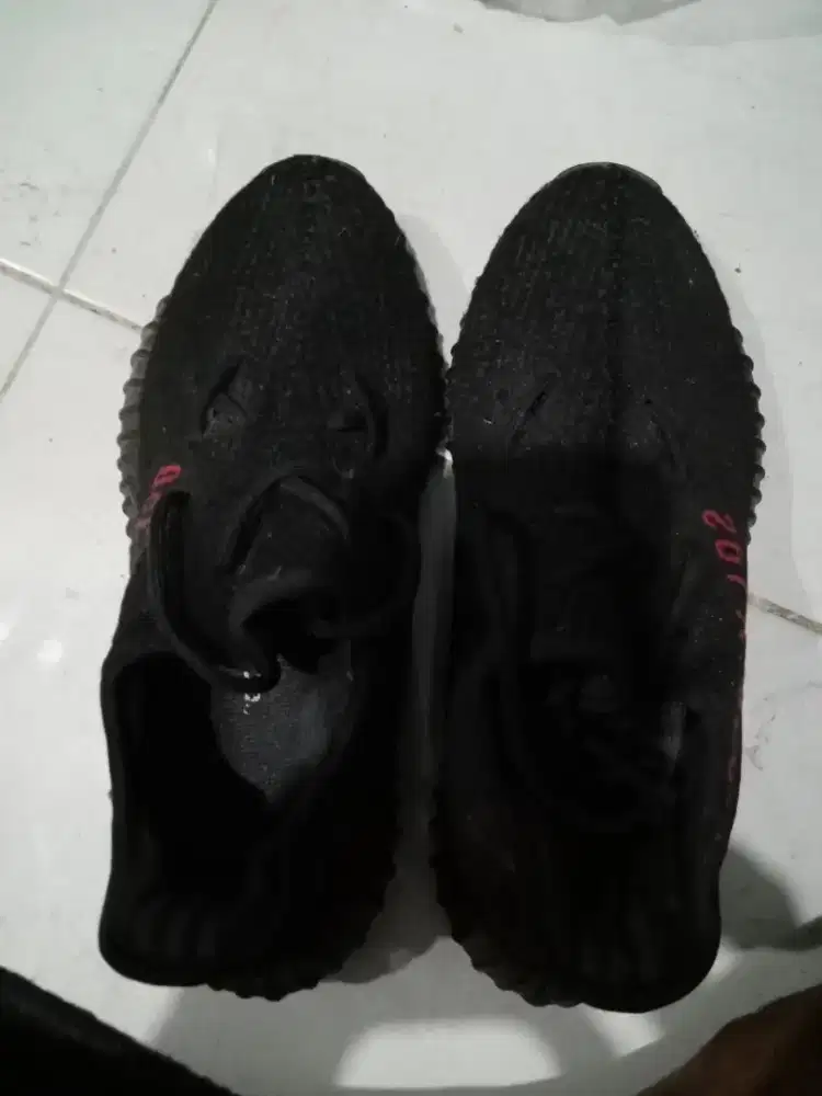Sepatu santai warna hitam