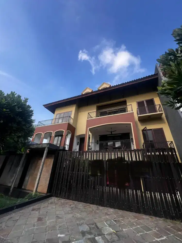 PIK - Rumah Mewah Walet Hoek dengan Kolam Renang Pribadi