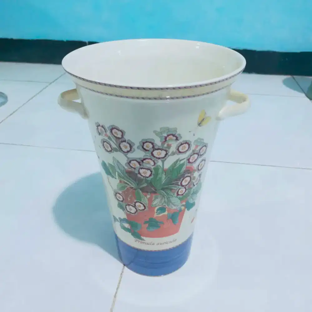Vase bunga wesgwood