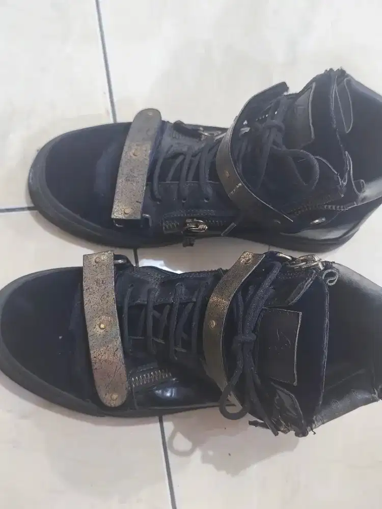 Sepatu pria merk giuseppe zanotti original.