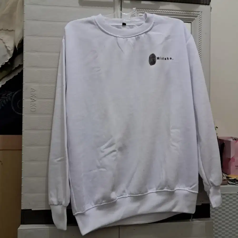 Sweater putih sablon