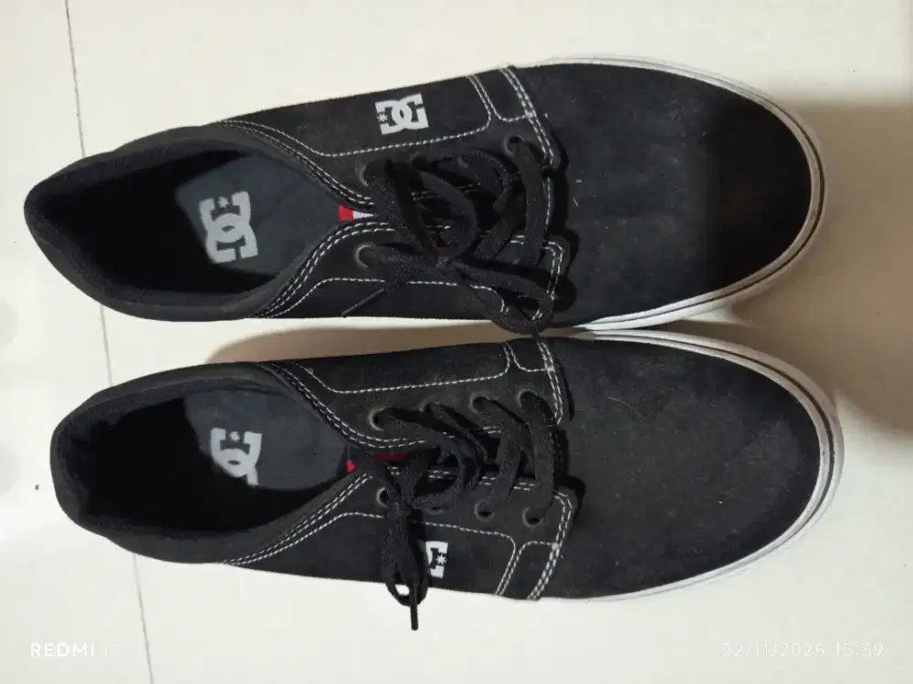 DIJUAL sepatu sneaker DC ori ukuran 42
