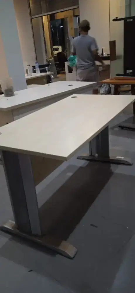 Meja kantor/kerja