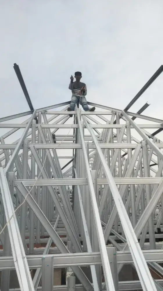 Menerima pemasangan rangka baja ringan