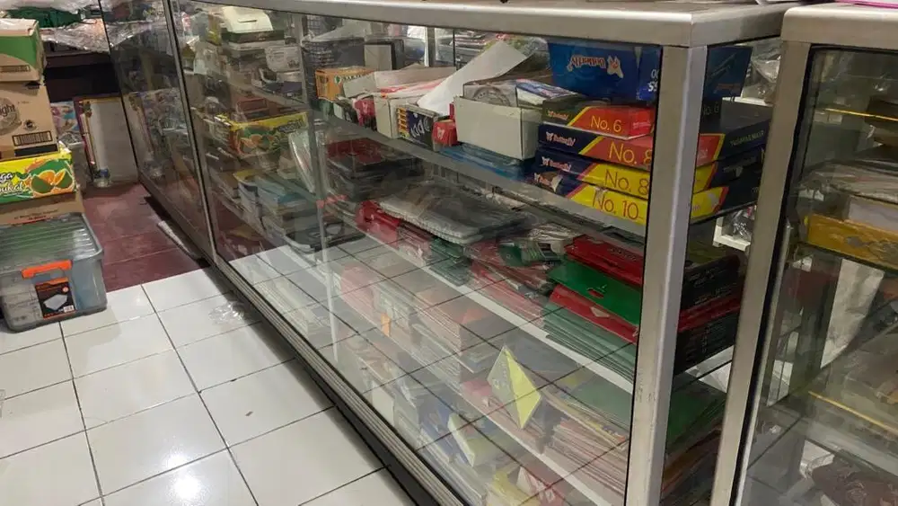 Etalase Kaca Pintu Geser