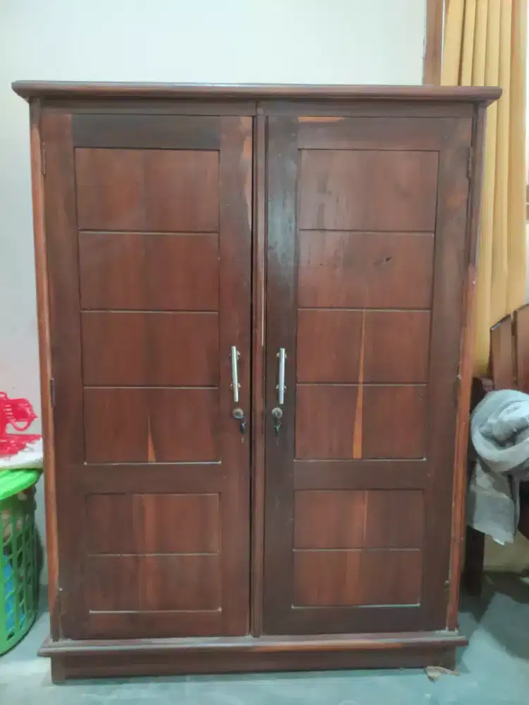 Dijual lemari pakaian kayu waru kondisi bagus