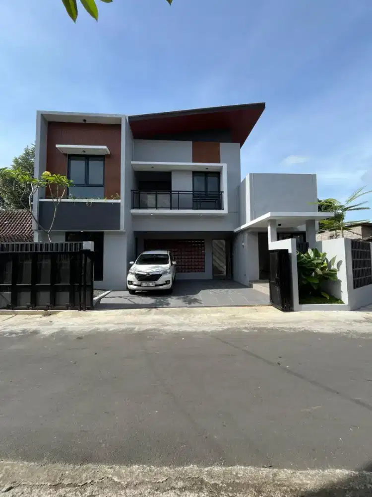 Rumah 2 Lantai Tepi Jalan Dekat RSA UGM Di Tlogoadi Mlati