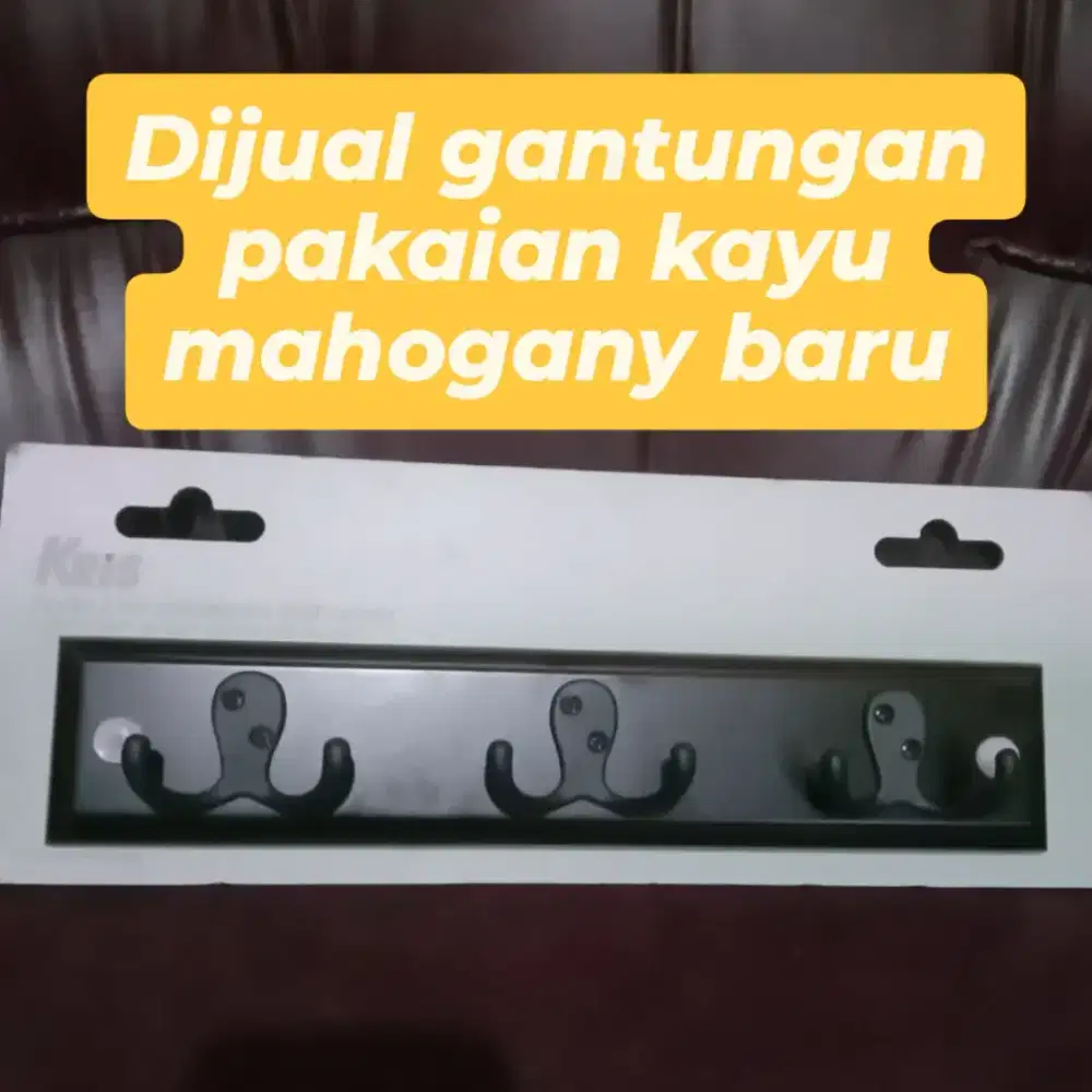 Gantungan baju kayu mahogany merk Kris Baru