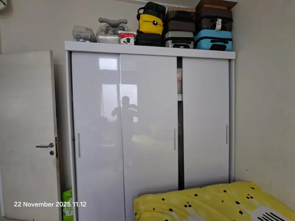 Dijual lemari sliding 3 pintu - Kondisi sangat baik