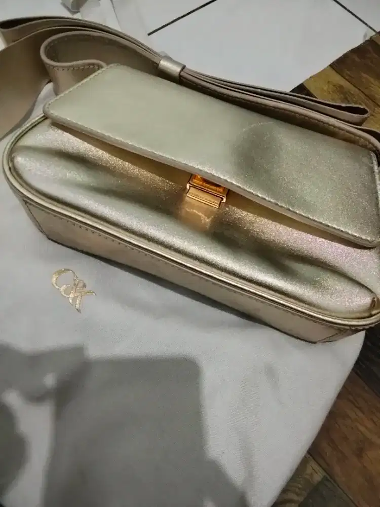 Tas branded wanita Merk Charles & Keith