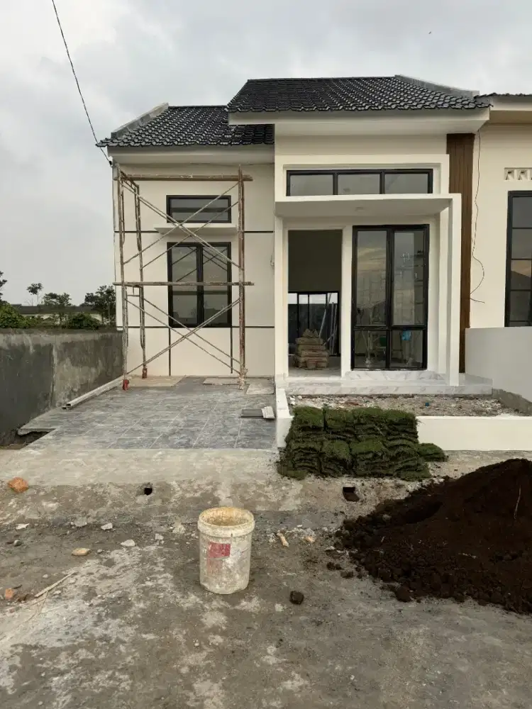 KOMPLEK BESAR DENGAN BERBAGAI TIPE BANGUNAN