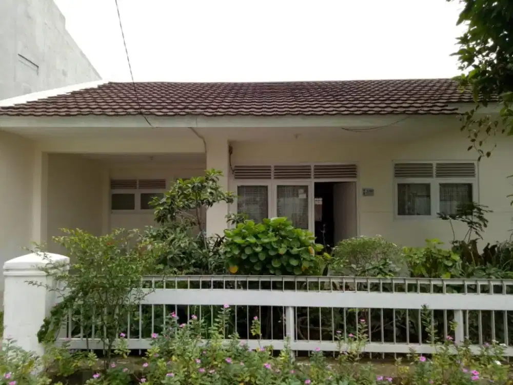 Rumah bagus siap huni pinggir jalan utama di Bekasi Timur