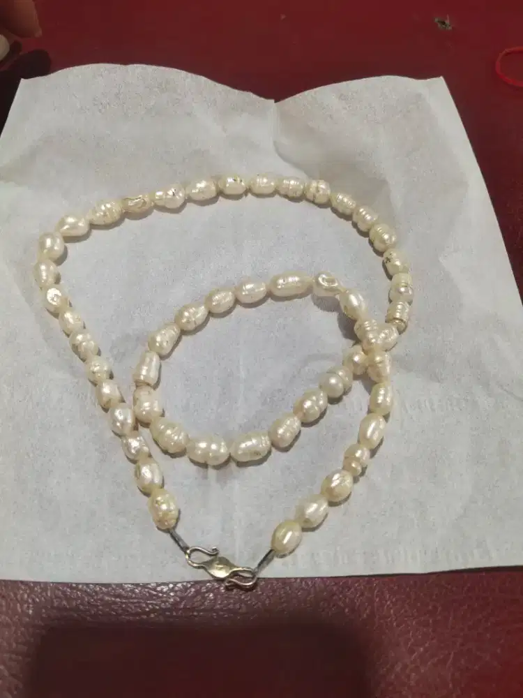 Kalung dan gelang mutiara