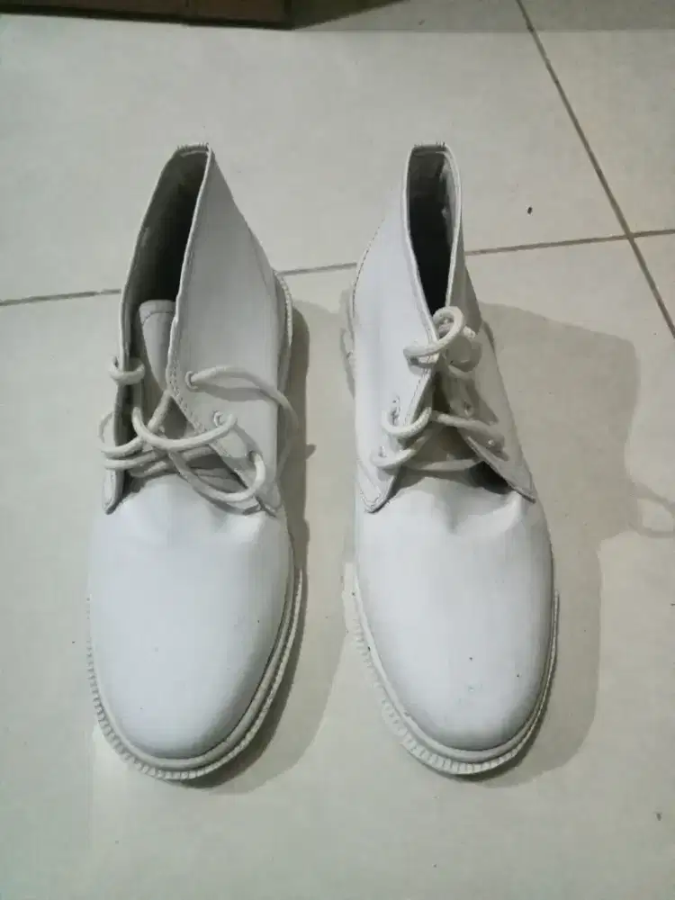 Sepatu pdh putih