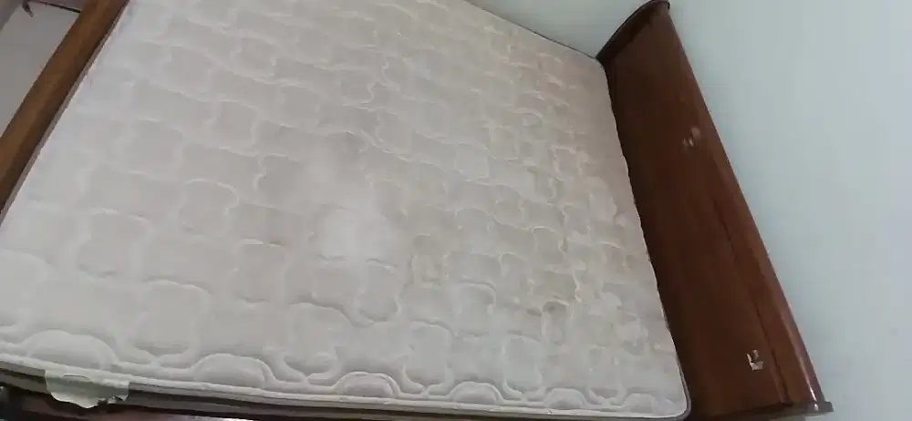 Kasur dan dipan kayu