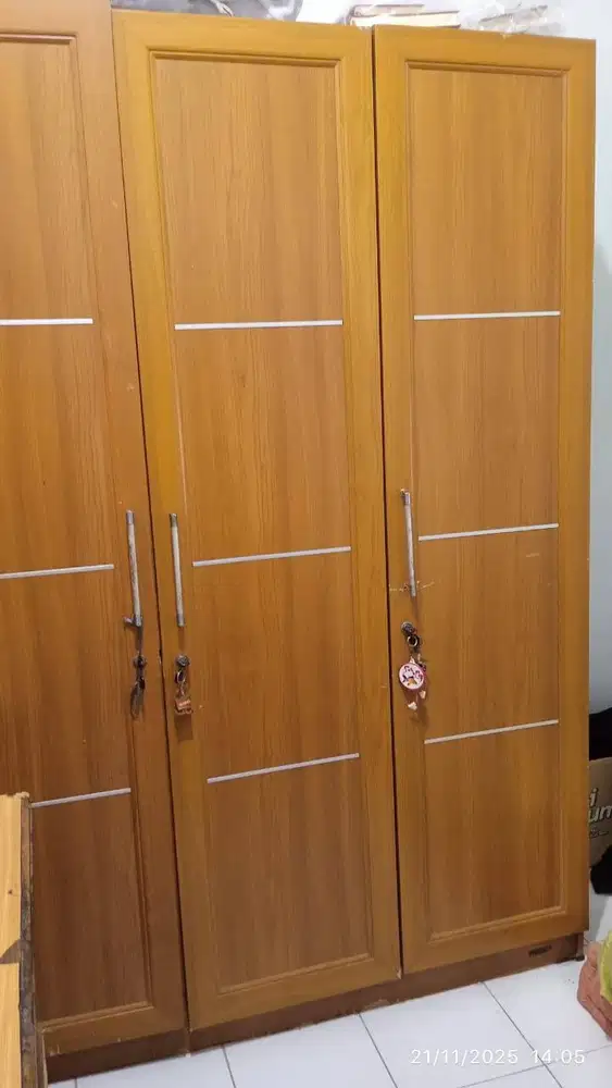 Lemari Pakaian 3 Pintu Merek 'OLYMPIC'