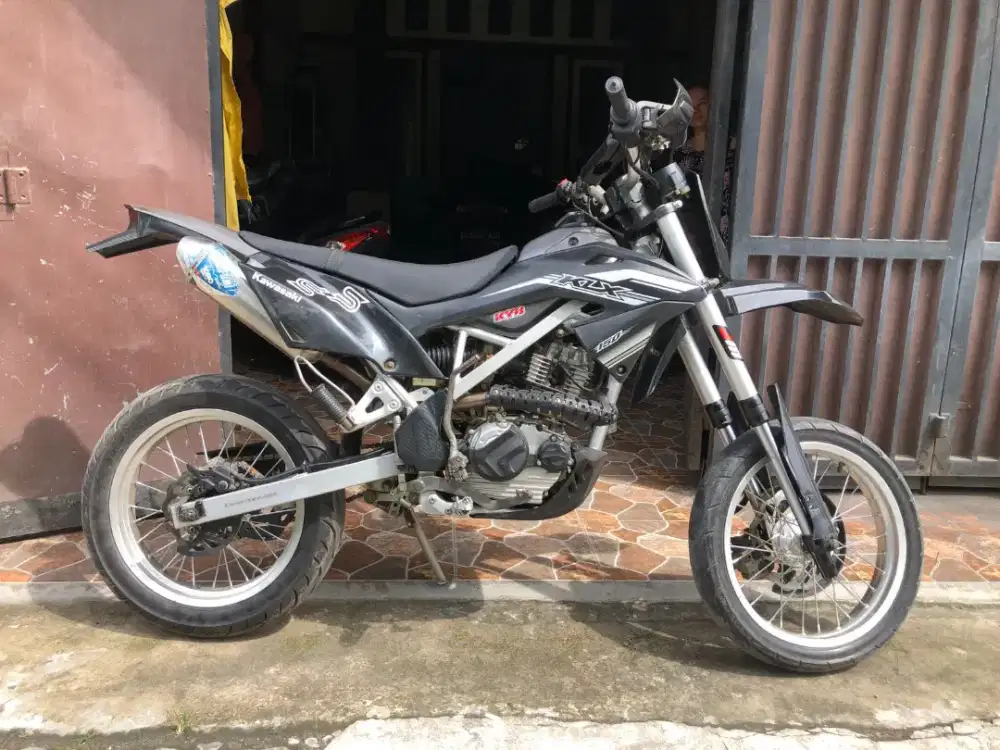 KLX 150 Supermoto thn 2016 mesin sehat body sesuai fhoto pajak hidup