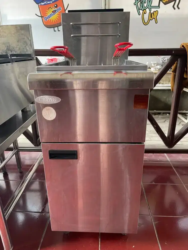 Deep Fryer CROWN Horeca
Kapasitas 20 liter