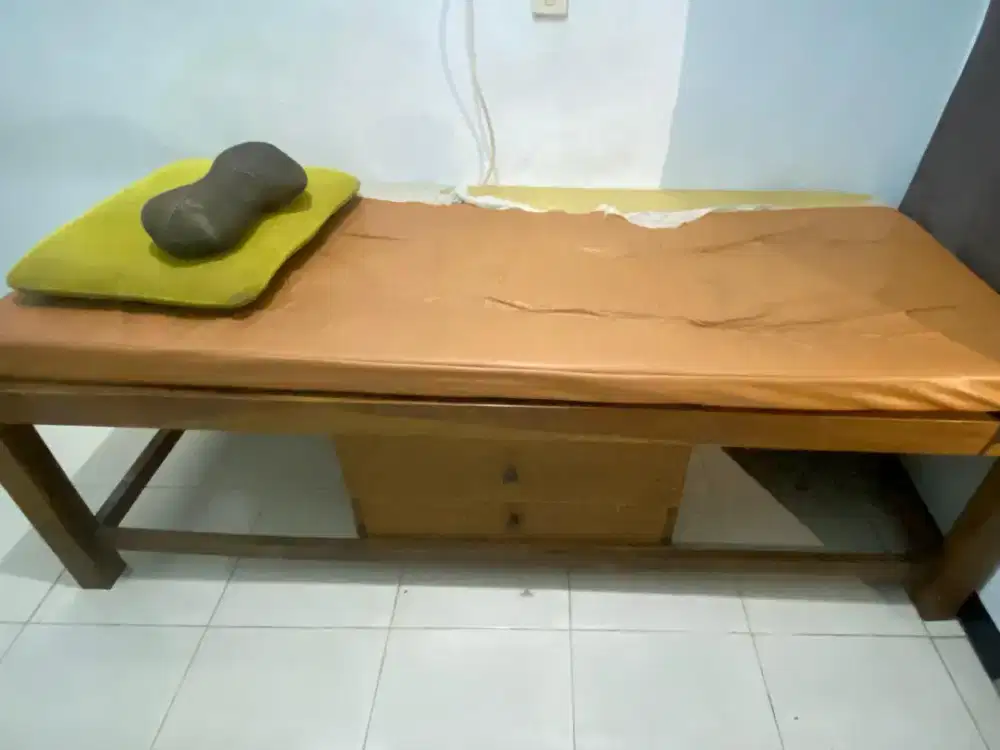 Tempat tidur kayu