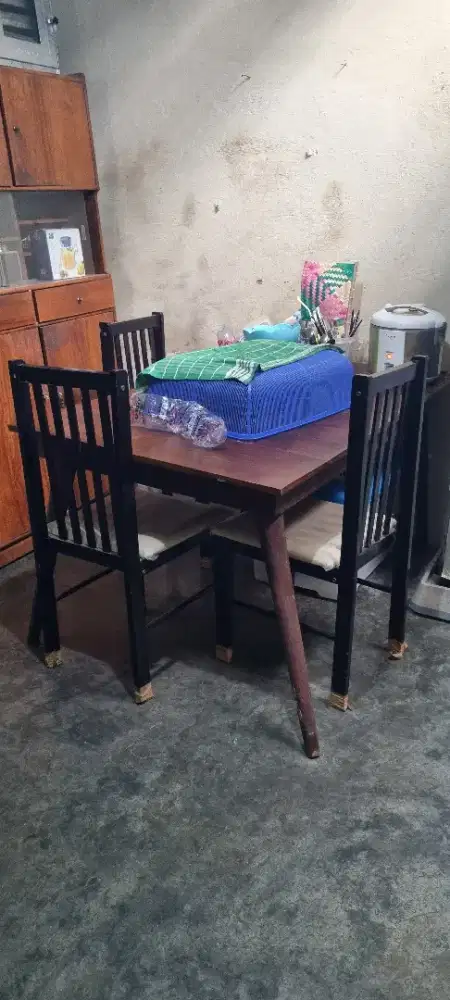 Meja makan 4 orang