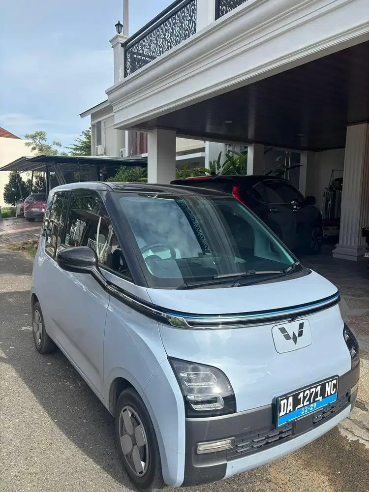 Wuling AirEv biru Automatic listrik 2024