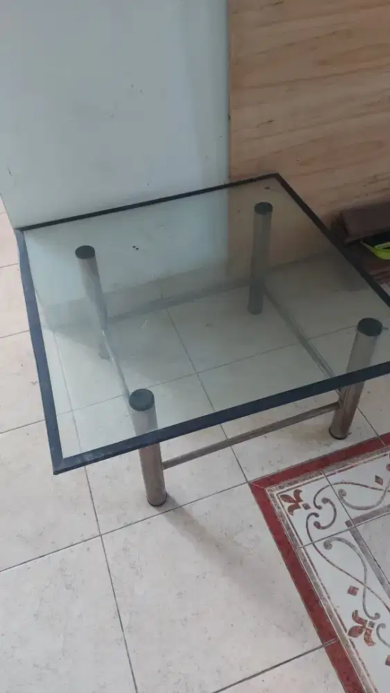 Meja Kaca Tempered Minimalis Mulus Siap Pakai