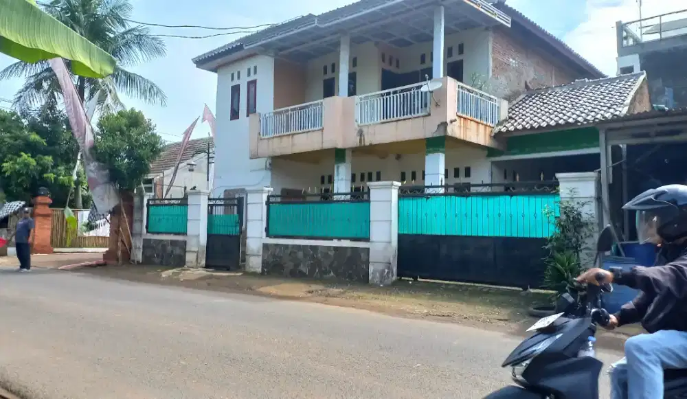 DI KONTRAKAN/KOST RUMAH 2 LANTAI