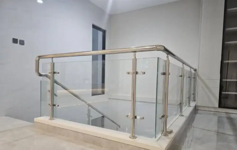 Reling tangga stanlis kaca