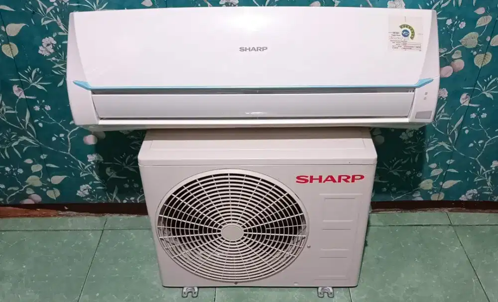 Ac Sharp 1/2 pk low watt, seperti baru.