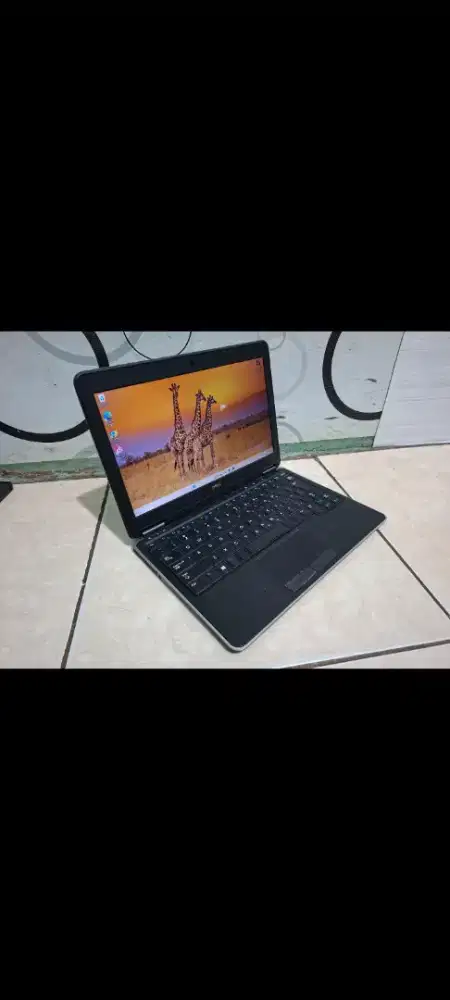 Leptop DELL LATITUDE E7240 RAM 8GB SSD 258GB