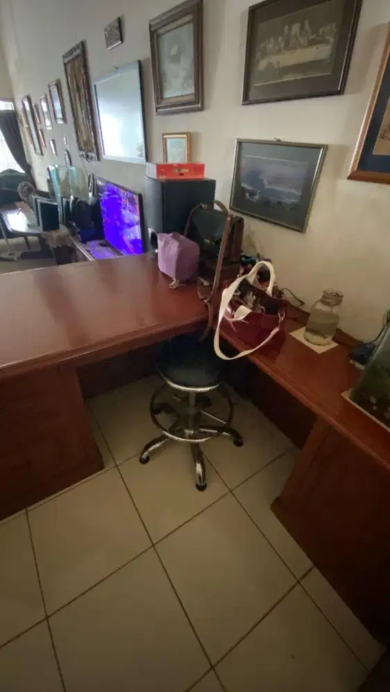 Meja kantor berbentuk L bahan kayu Jati