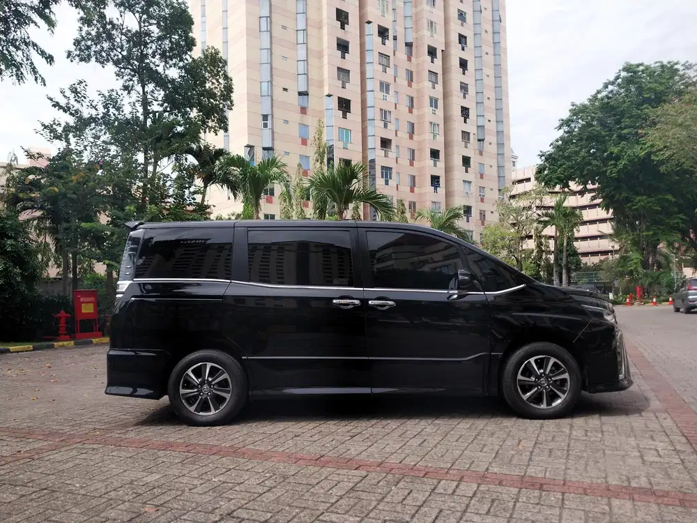 TOYOTA VOXY 2.0 AT 2021