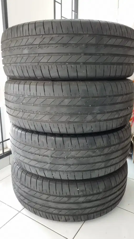 Bridgestone Turanza 215/55/18 seken like new