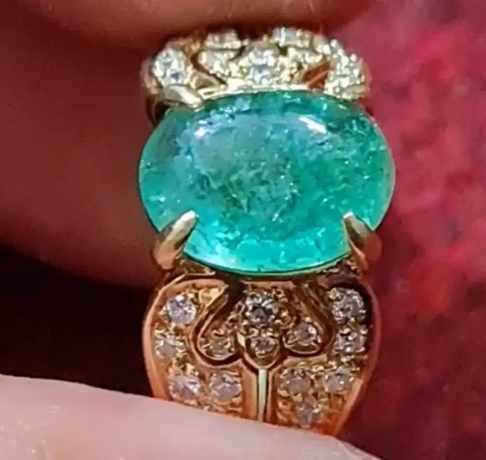 Cincin Emas 18K Zamrud 3,30ct & Berlian 0,41ct – Mewah Berkelas