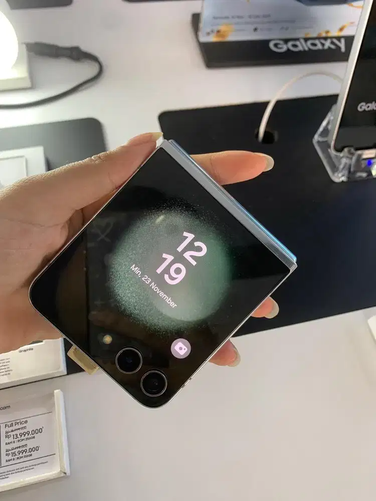 SAMSUNG GALAXY Z FLIP5 RAM 8 ROM 256 GB