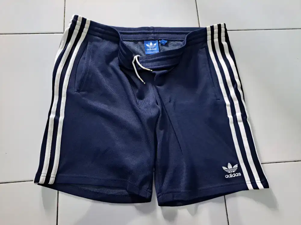 Celana pendek adidas