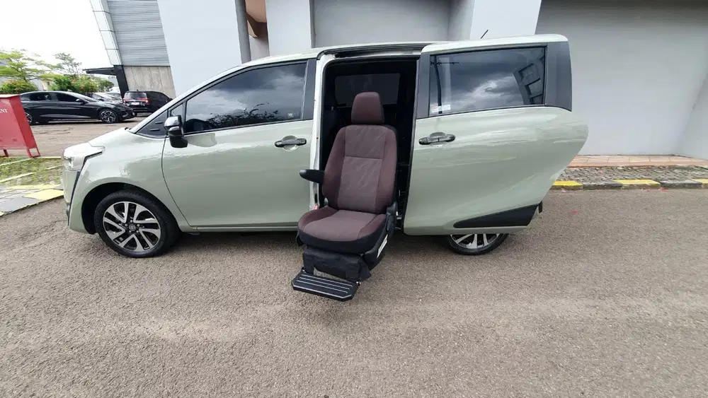 Toyota sienta v welcab kursi roda 2021 putih stiker hijau