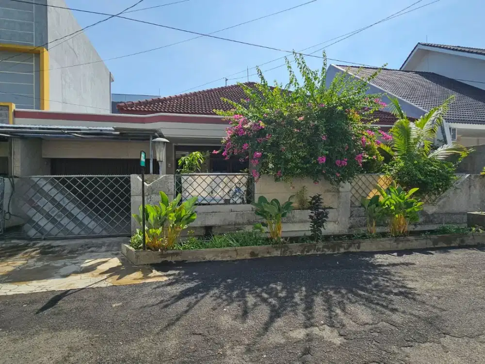 Rumah bagus siap huni di brumbungan dekat jalan raya gajahmada dekat loyola