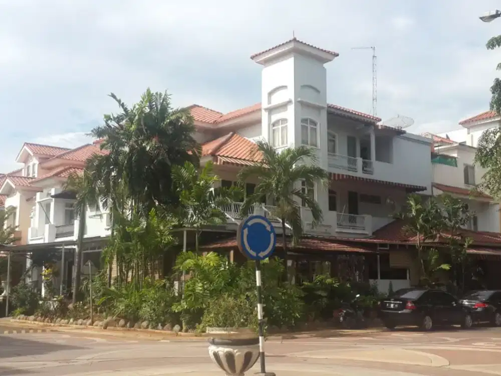 Rumah Bukit Gading Mediterania Kelapa Gading 18x23m 3,5lantai, jalan lebar