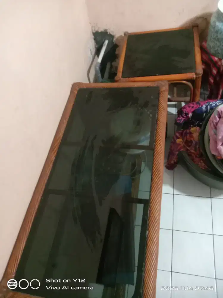 Satu set kursi rotan